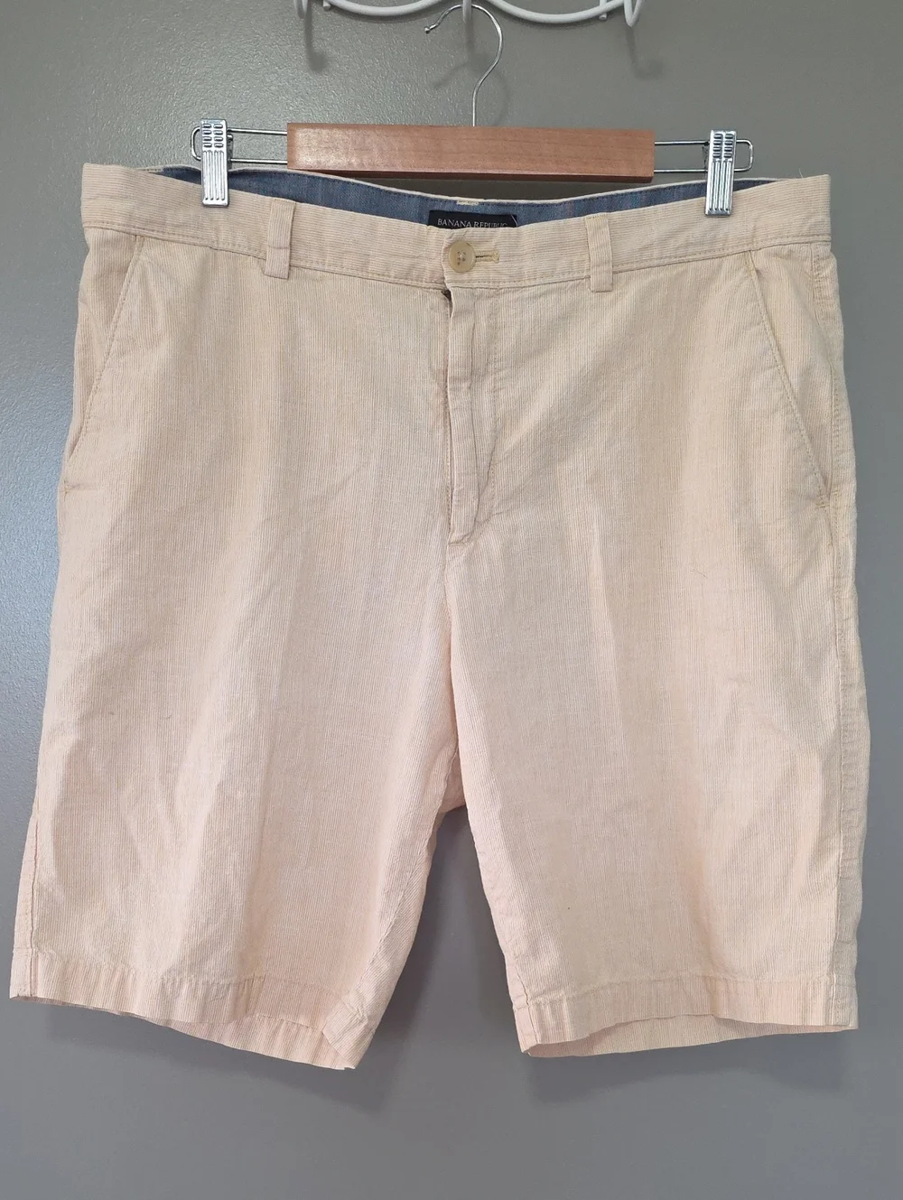 Banana Republic Emerson Men's Flat-Front Linen-Blend Shorts - Pale Peach/Yellow